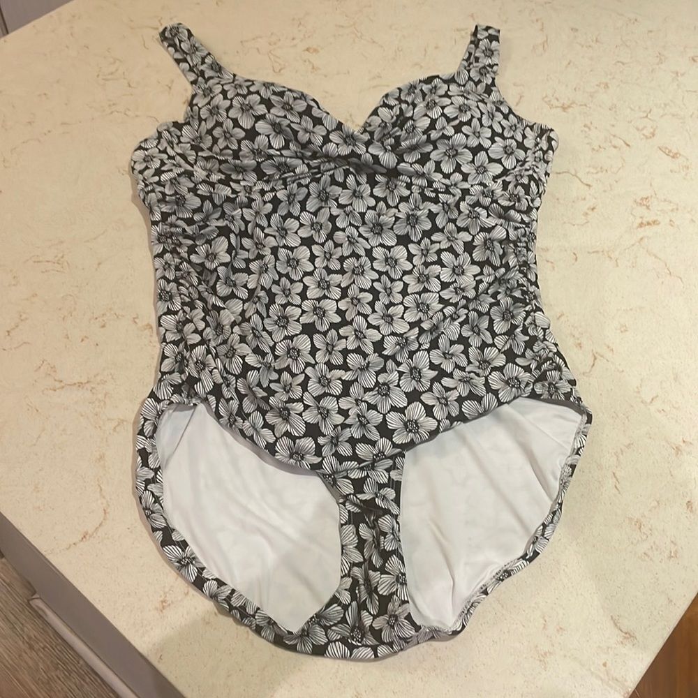 Anne Cole black & white flower one piece swimsuit SZ 16